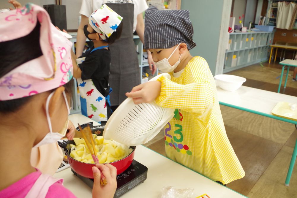 「もうピーマンいれてもいい?」
「いいよー!!」
友達に確認しながら協力して作る♡