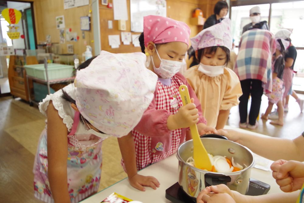 「おいしくなーれ♡」
おまじないをかけながら…
子供らしさがとっても微笑ましい♪