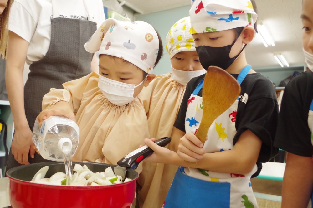 「そろそろ水入れていいよ」
「手気をつけてね」
「全部入れていいんかな?」
水はまだかな?と楽しみに待っていたYくん
ゆっくり慎重に入れる♡