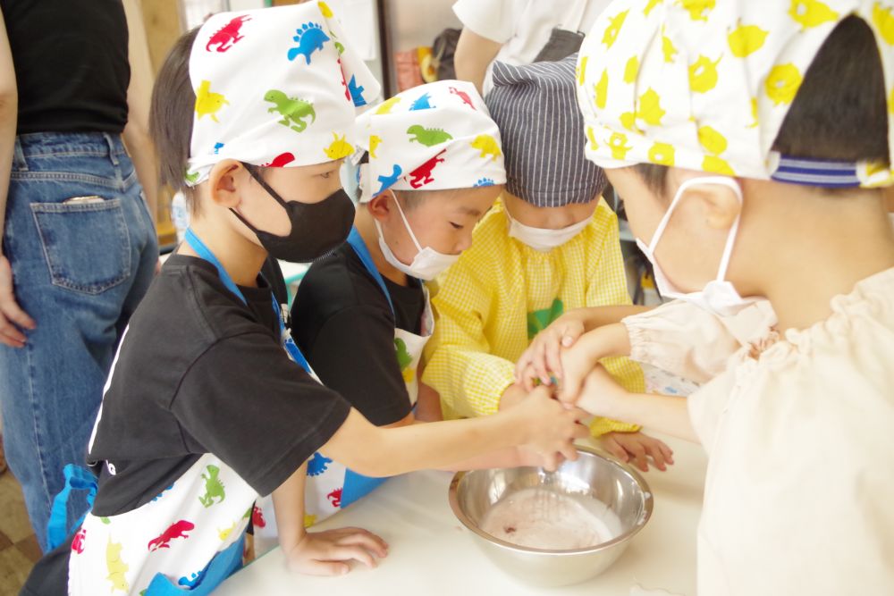 煮込む間に
フルーチェ作り♡
牛乳を入れて混ぜ混ぜ♡
「1・2・3・4・5 はい次の人交代!」
順番に混ぜる!