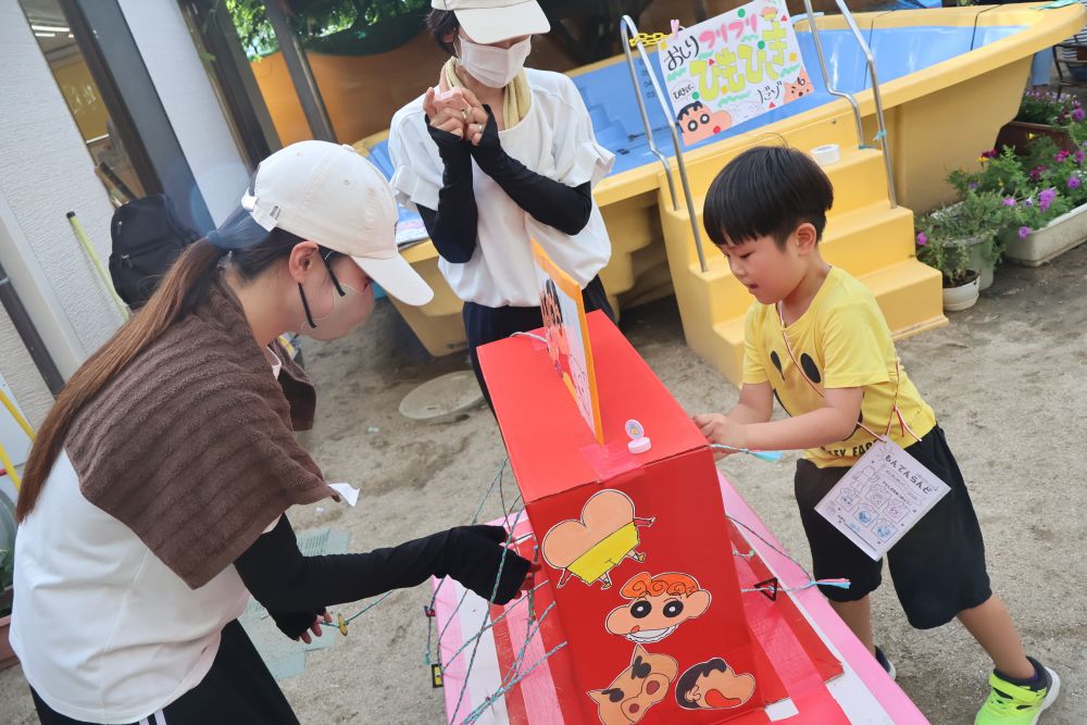 【おしりフリフリひもひき】
しっぽに見立てたヒモを
どちらがたくさん引っ張れるかな?
親子対決です♡