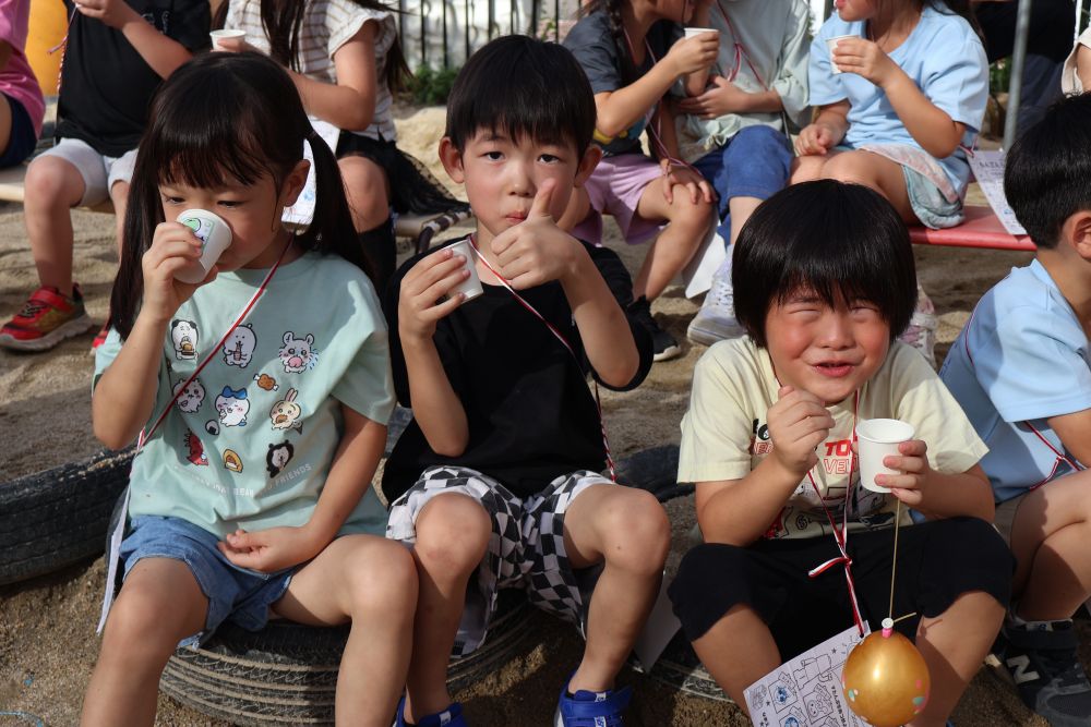 「うまい ! ! ! ! ! 」
おいしくて思わずグッドサイン👍
中にはちょっぴり口に合わない子も!
Rくんの表情はどちらの表情でしょうか(笑)