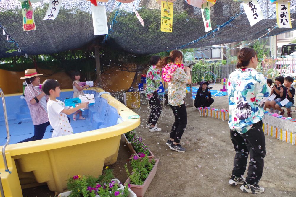 今年の踊りは【青と夏】
後ろから水鉄砲とシャボン玉で応援隊が参戦♡
爽やかな?夏の時間となりました
