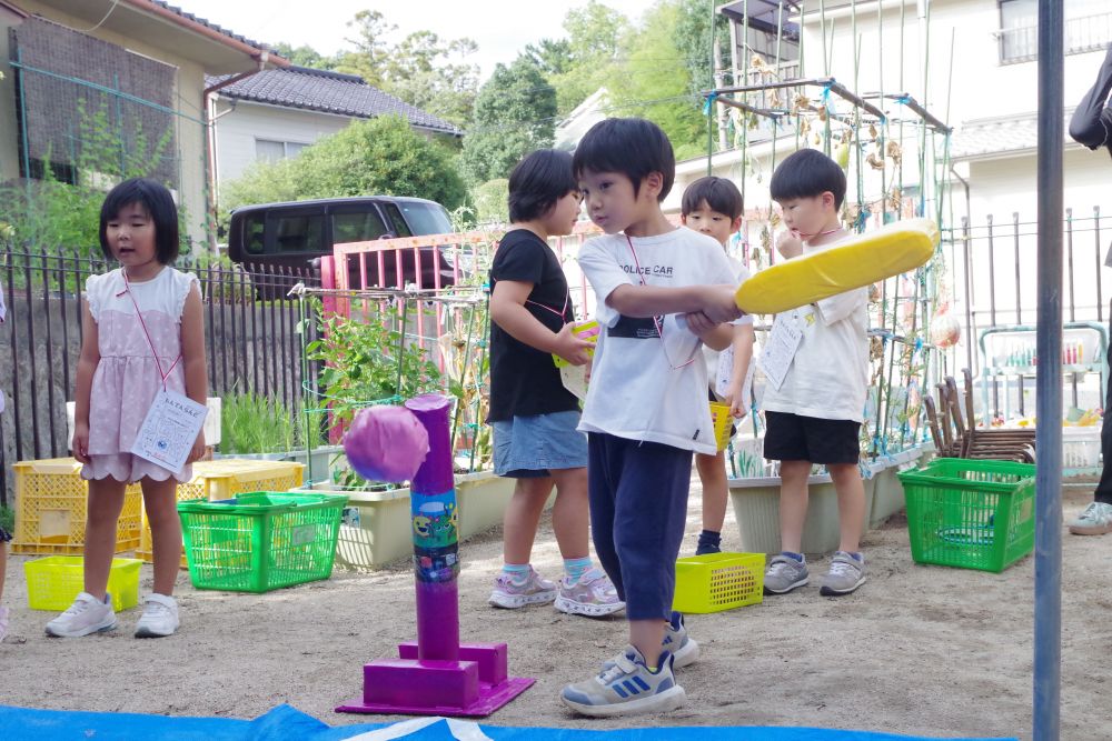 【ホームランスプランキー】
みんな大好きな野球とスプランキーが合体♪
バットかラケットにするか選んで打つ!!!
「いくよー!!」 と思い切り振るEくん