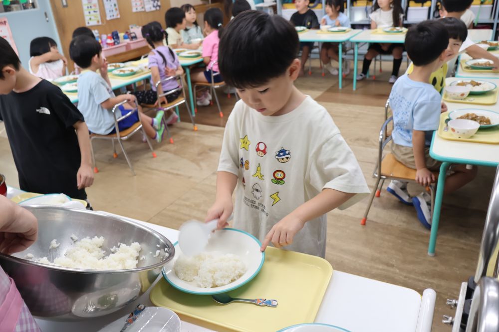 「いい匂いがする♡」
そろそろお腹もすいてきた頃…
「これぐらいにしよっかな~」
「んー、食べれたらまたおかわりしよ♡」
好きなだけご飯をついで…