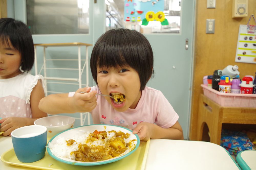「おいしい!!!」
何度も大きな口で食べるKちゃん
自分たちで作ったカレーは一段とおいしい♡
お腹いっぱい!!ごちそうさまでした♡