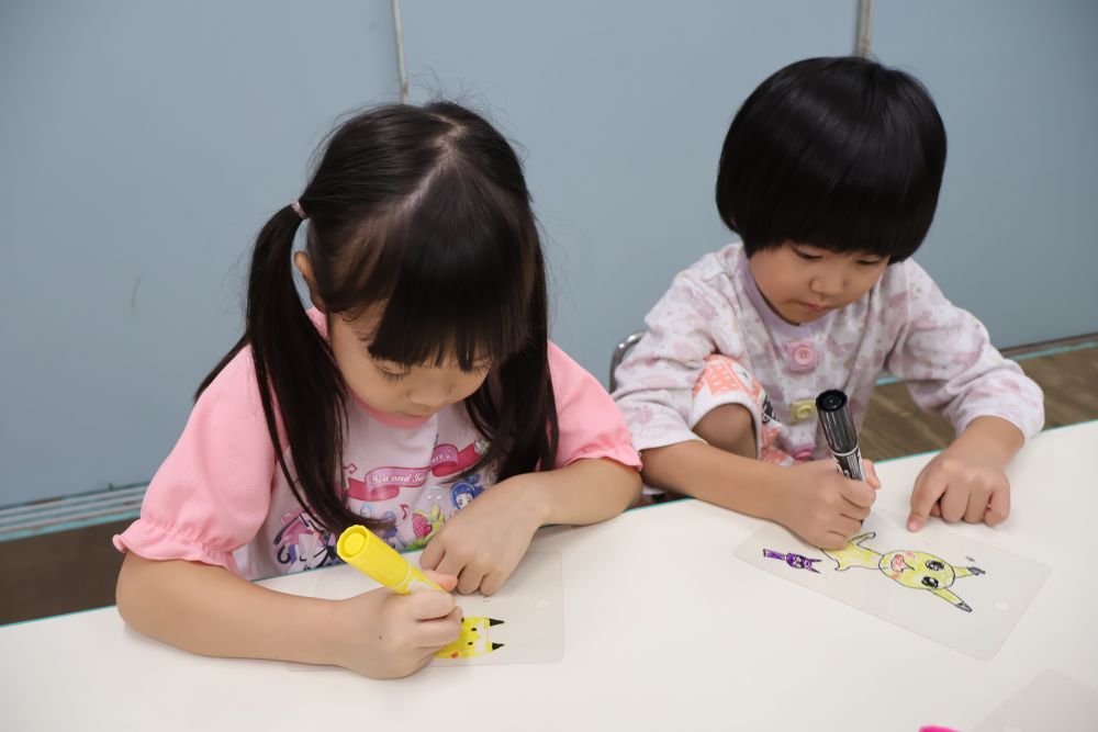 シャワーのあとはプラ板作り♪
「かわいいの作ろう~♪」
「何にしようかな?」 「何描こう♡」
自分だけのオリジナルキーホルダー★