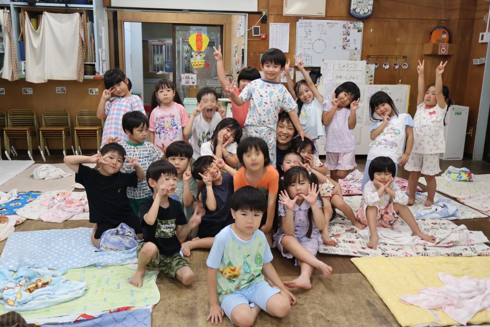 映画を見て寝るぞ~
たくさん動いてヘトヘトかと思いきや…
まだまだ元気なみんな♪