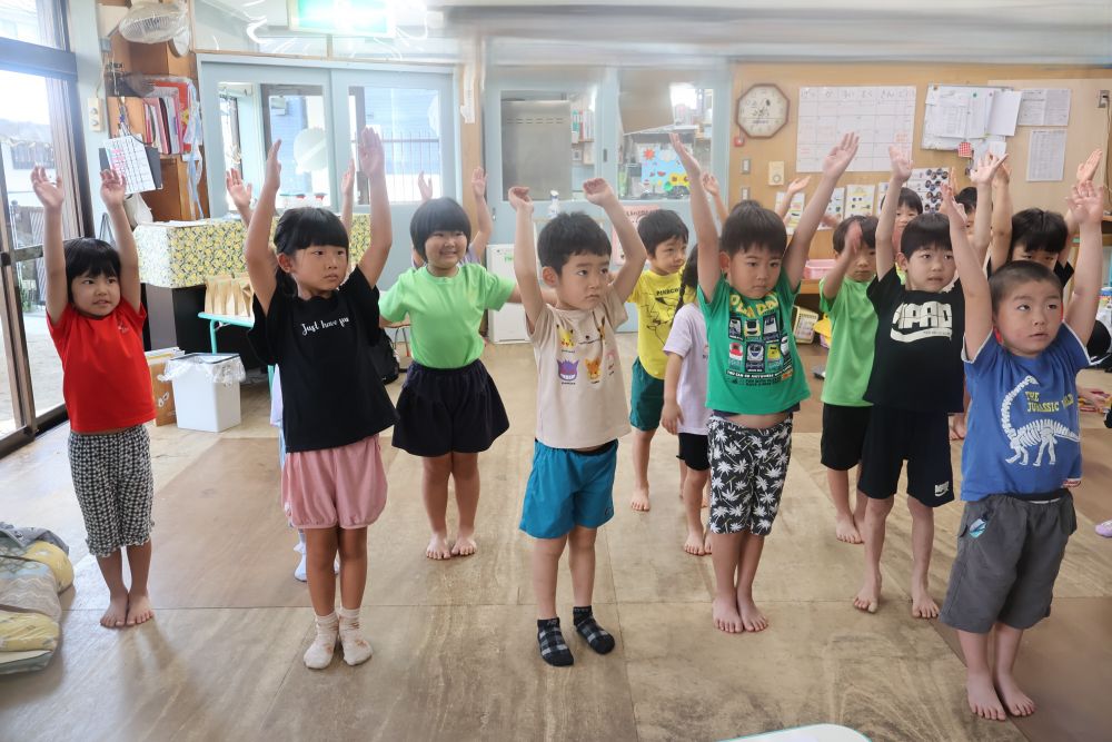 『おはよう!』
朝の光を浴びると
自然と目を覚ましたキリン組さん
目覚めもよく
黙々と朝の支度をはじめます
準備が終わると
元気いっぱい 【ラジオ体操】
寝起きとは思えぬほど
キリっと たくましく
動きも俊敏です