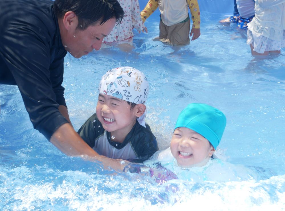 最初は大きなプールが少し怖かった子も・・・
少しずつ慣れてきて自分のペースで
プール遊びを楽しんでいます
いつも全力で遊んでくれる檀上先生
手を繋いでぐるぐるプールの中を回ってくれて
『めっちゃ楽しい~!!』とHくんTちゃん♡