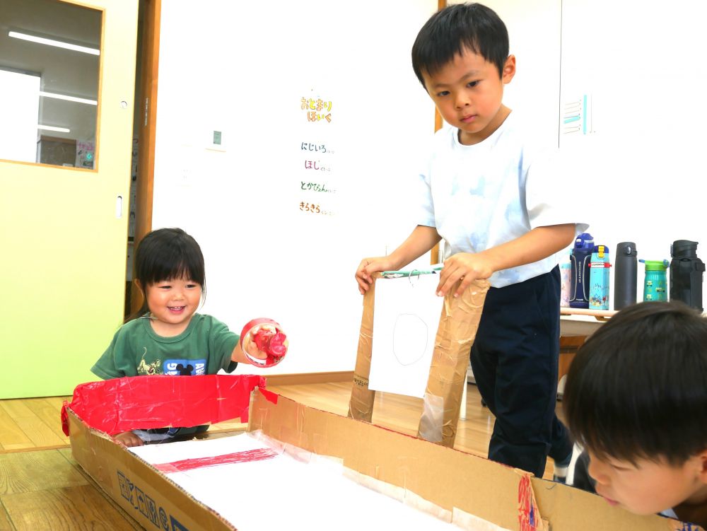 保育室ではアイスホッケーがありました
『これ楽しい♡』とNちゃん!!
『対決するから誰か友達を誘っておいで』とZくん