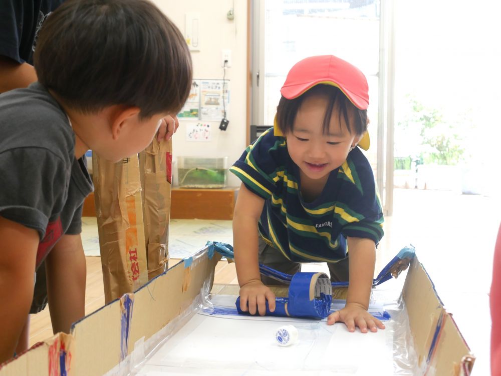 『Hも遊びたい!!』
Hくんがやってきました♡
Nちゃん対Hくんの対決が始まりました
まだまだ自分たちだけで対決するには難しいので
間にキリン組さんが入って
2人の対決を見守り続けてくれました
『頑張れ~!!』キリン組さんの応援が嬉しくて
口元が緩むHくんでした