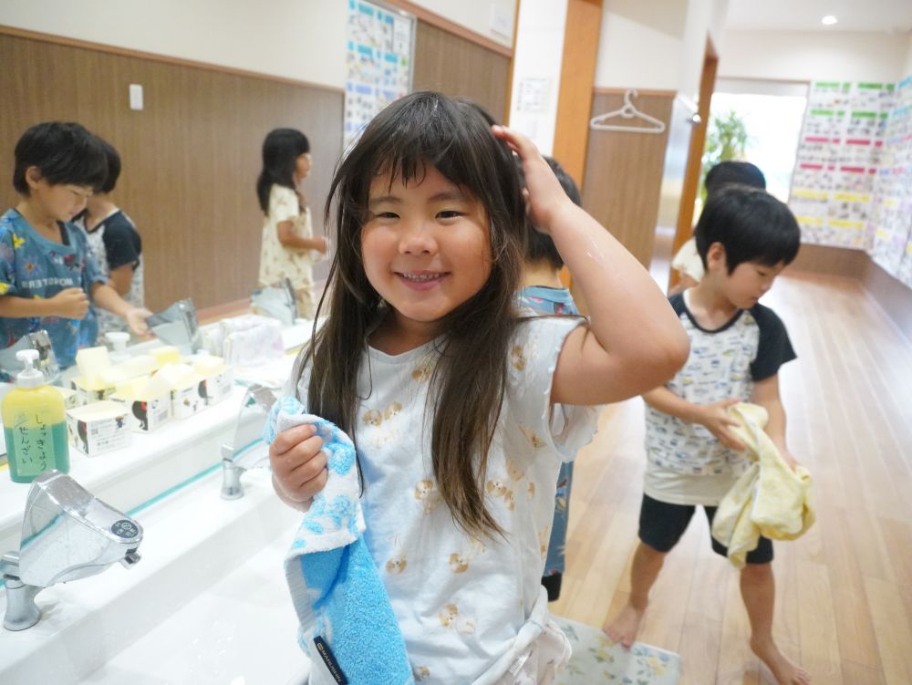 2日目の朝です!!
起床時間よりも早く起き始めるみんな!
楽しいときって何故かいつもより起きるのが早くなるのってあるあるですよね♡
顔を洗ってスッキリ~!!