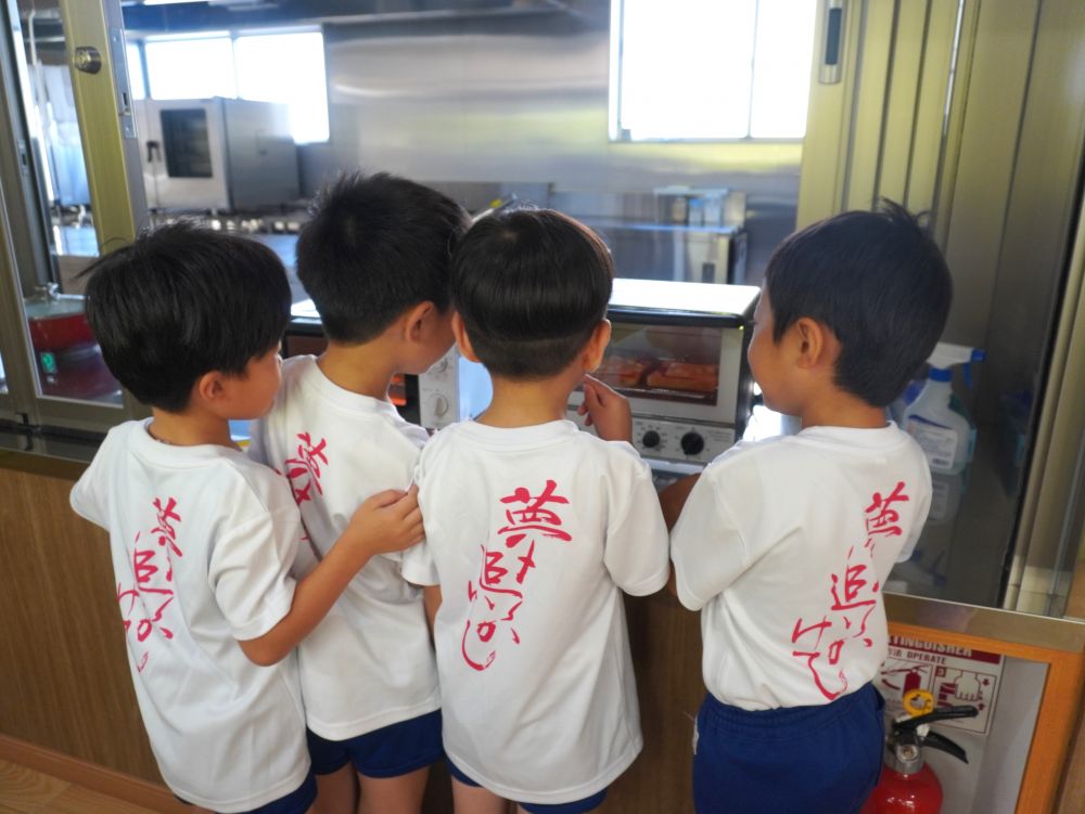 オーブンに入れて焼けるのを待ちます!
「チーズが膨らんできた!」
「良い匂いするー!」
「もういんじゃない?」
「まだチンって言ってないよ!」