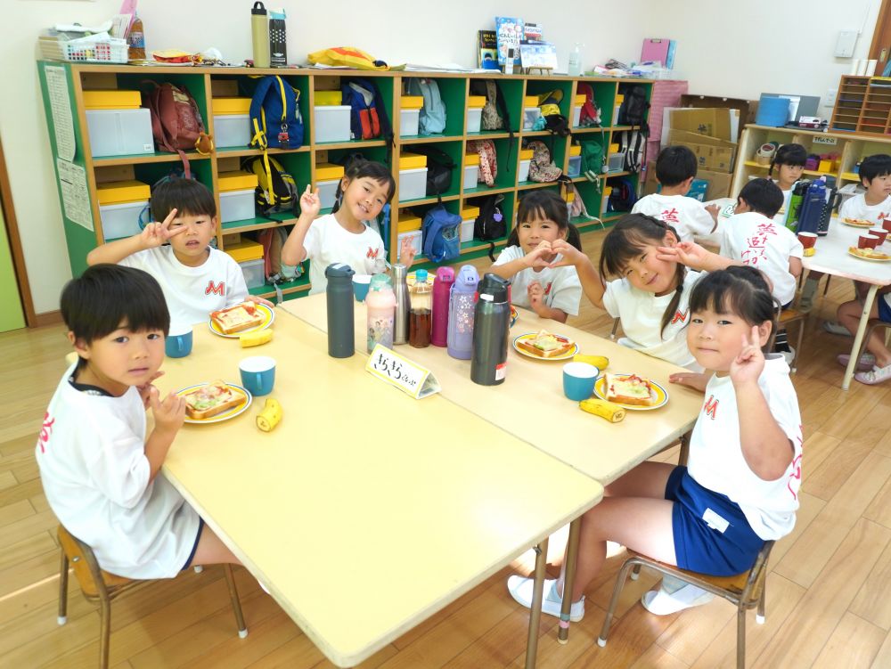 2日間のお泊まり保育ももう終盤に・・・
朝ご飯を食べている途中に
「食べたらお母さん来るの?」
おうちの人が恋しくなったようです♡
【きらきらチーム♡】