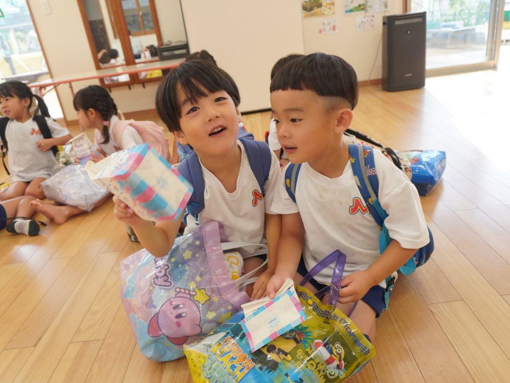 「お土産うれしいー!」
「ハンカチとストラップみんなおそろい♪」
お迎えを待つ間…
楽しかったことや嬉しかった事を友達と振り返る♡