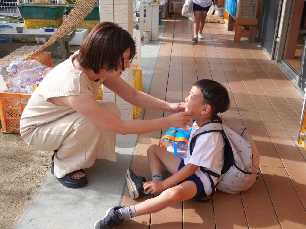 ワクワク…ドキドキ…だった 園にお泊まり!!
きっと子ども達以上にドキドキだったおうちの人♡
お泊まり保育を通して子ども達はまたできることが増えたり
自信につながったりして貴重な経験ができました♡
そして保護者の方も!
子ども達の成長を感じる事ができたのではないかと思います♡
とても嬉しそうで安心した表情の2人♡
お母さんも!Sくんも!”会いたかったーー♡♡”が溢れています♡