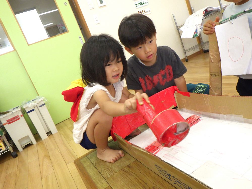 みんなで準備してきたお店屋さん
ついにお客さんを招待!!
”小さいクラスの子もできるように”考えながら作ってきたけど
実際にやってもらってこそ気付くこともありました♡
「いけーがんばれ!」
「思いっきり!」
「入ったー!1点!!」
まわりのみんなが盛り上げてくれています♡