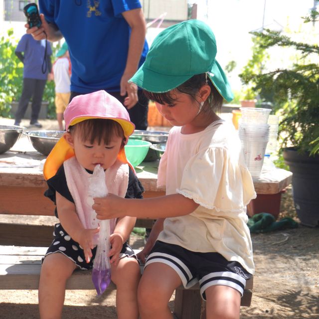 ＊　5歳児　みんなで一緒に遊ぼう！【泡色水】　＊