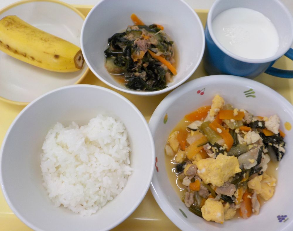 ご飯
豆腐チャンプルー
海藻サラダ
バナナ
牛乳