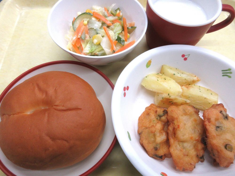 ロールパン

いかメンチ

焼ポテト

コールスローサラダ

牛乳