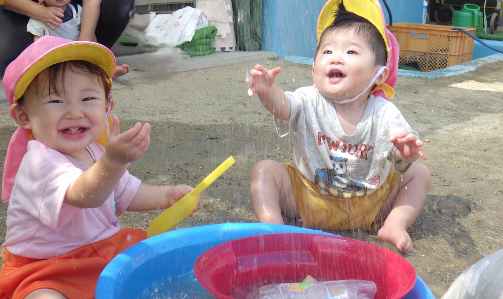 暑い日が続きますが、水遊びを楽しむウサギ組さん!
それぞれのペースで遊んでいきます
水が降ってくるのが嬉しいⅯちゃんとFくん
そっと手を伸ばして触ります
気持ちが良くてニッコリ♪