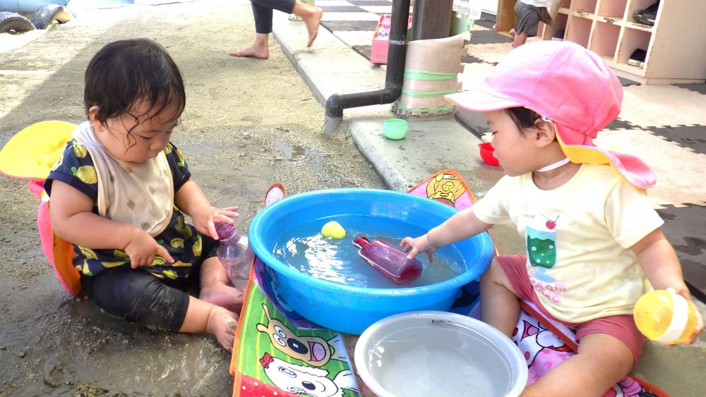 タライの水でのんびり遊ぶRちゃんとYちゃん
容器の水を出したり入れたり、手でピチャピチャと水しぶきをあげたり、
気づけば全身びっしょりです