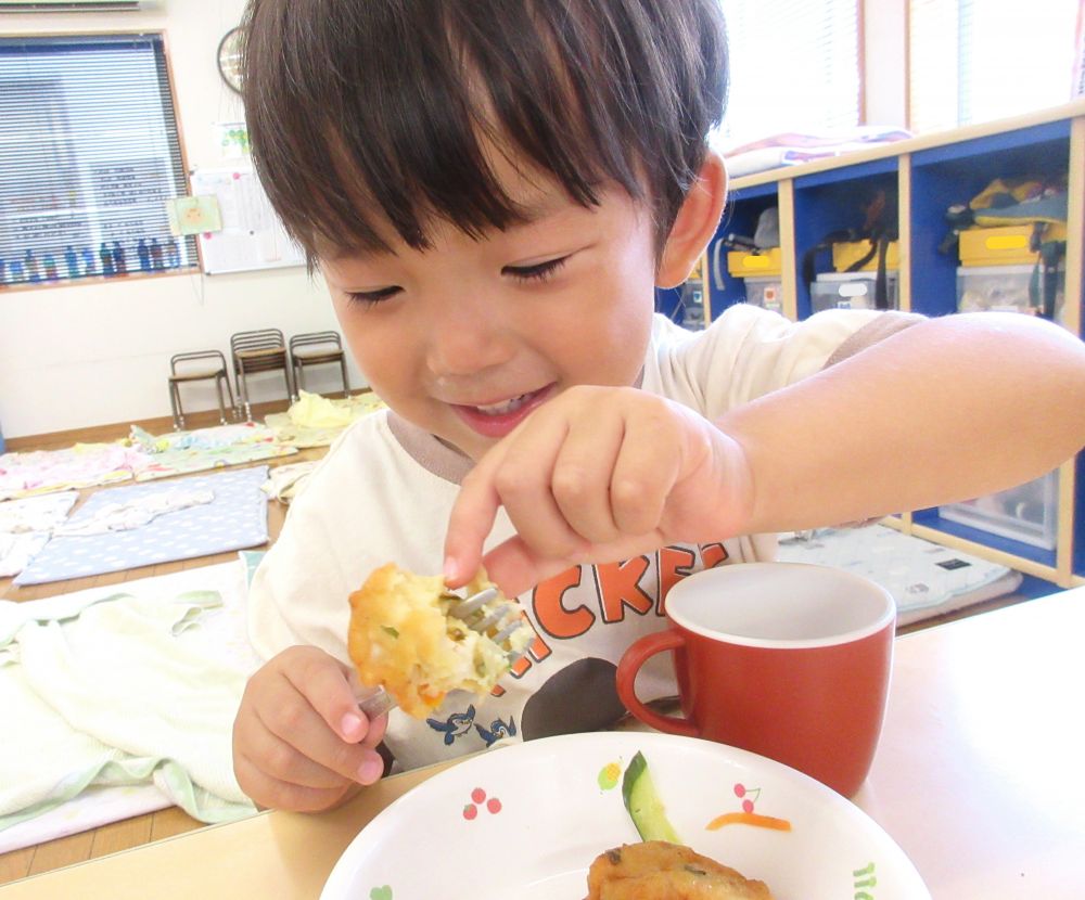 暑い日が続くこの時期。大人も子どもも「食欲無いなぁ」と感じる日がありますよね。
でも、やはりこの暑さを乗り切るには、食事をしっかりとり、体力をつけたいところです☆
給食室では、食欲がなくてもつい手を伸ばしたくなるようなメニューを日々考えています。
煮魚や焼き魚が苦手な子でも食べられるメニューはないかな?
煮物より揚げ物の方が子ども達は好きかな?
なんて考えながら登場した新メニュー“いかメンチ”
さてさて子ども達の反応は?