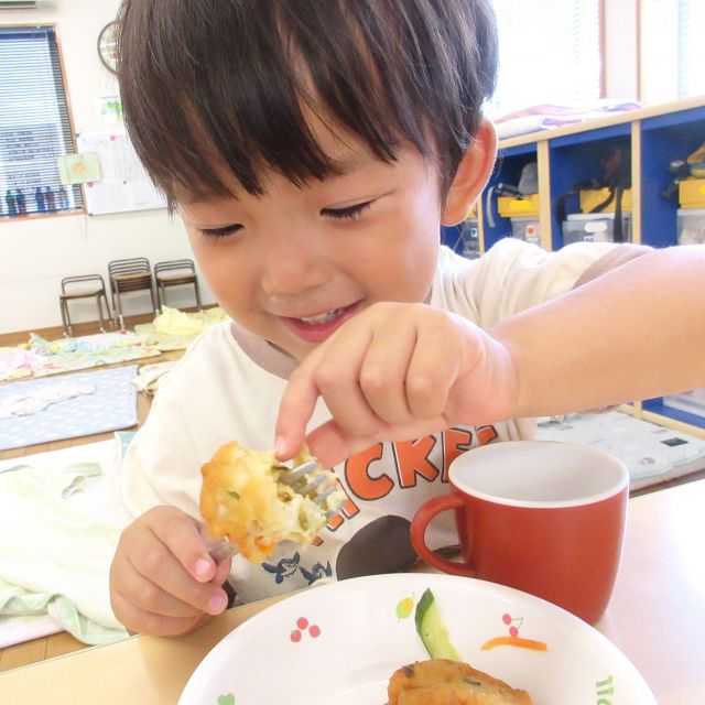 ＊　給食時間の様子　(ゆめはうす認定こども園)　＊
