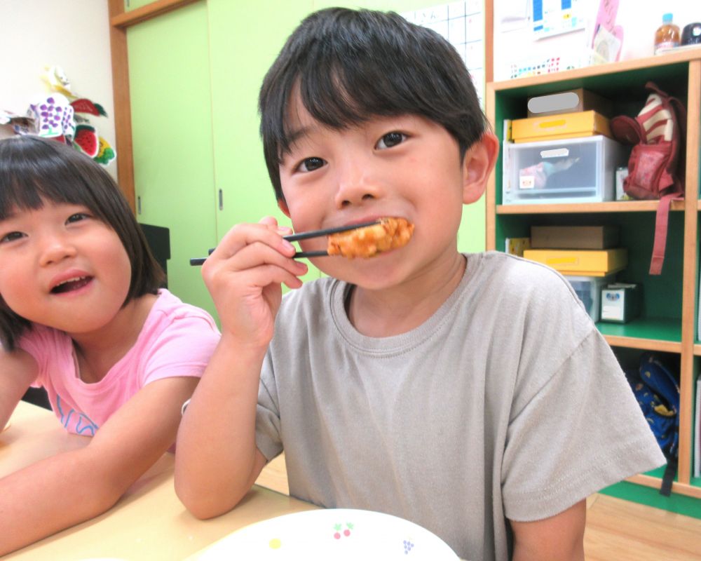 どのクラスでも好評で、保育室をのぞきに行くと、みんなが感想を伝えてくれます♡
「今日の給食の中で一番好き!」
「またすぐ作ってね♪」
と嬉しい声がたくさん。
リス組のHくんは、一口かじったあと、何やら探しています。
「何か見つけた?」と聞いてみると
「いか!ここにあるよ!」と小さく刻まれている“いか”を探し当てたようです!
「よくわかったね~」と言うと
「ふわふわの中に、こりこりがあったよ」とのこと。
白身魚のすり身のふわふわと、いかのコリコリした食感の違いに気づいたのですね♪
「おいしいから、Yちゃんも食べてると思う」と、ヒヨコ組の妹のことも気にかけてあげています。優しいお兄ちゃんの一面を垣間見られてほっこり♡