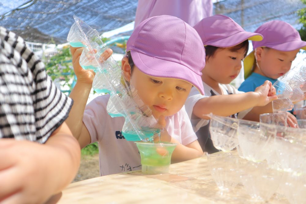 透明のコップに好きな色の氷を選んで入れていく
だんだん溶けて色が混ざる
炎天下であっという間に氷が解けてしまいました
色水まで残さずコップに入れて自分だけのオリジナルの‟色”を作っていきます♪