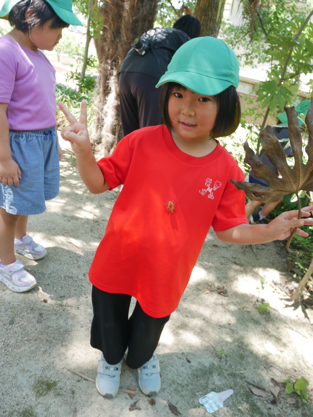 「先生!!じゃーん♪」
セミが苦手だと言っていた女の子も
抜け殻を見つけたり服につけたり
楽しんでいました♡
今日は三匹捕まえたキリン組さんでした