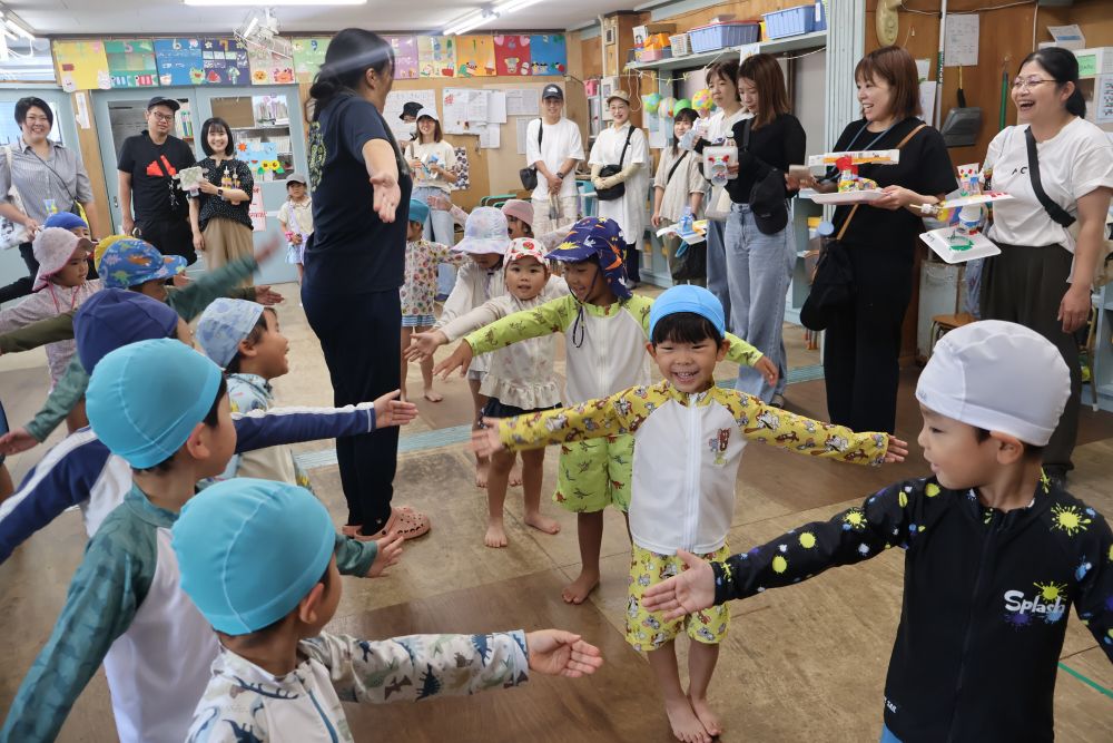 まずはみんなで準備体操♪
プールに入る前にしっかり体を動かします

ゾウ組さん、前も横も当たらずに
並ぶことはできるかな？先生がチェーック‼
みんなニコニコです☆彡

体操が終わるといよいよプールの時間

