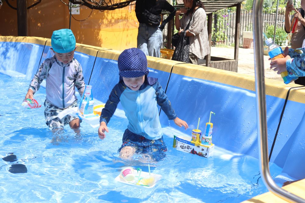 今年のプールの中で１番の猛暑日🌞
プールの中が気持ちいい‼


水に慣れたあとはさっそくおもちゃ投入です
船は浮かぶのか…
水に浮いた！ 嬉しそうなHくんです
自分で作ったもので遊ぶことで
達成感や満足感を得ることができます♡

