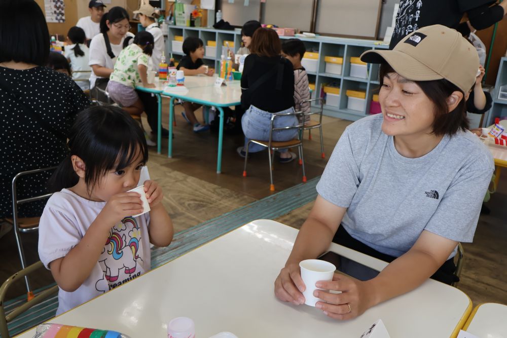 初めての梅ジュースに
緊張気味のYちゃん…お口に合うかな?
この後「おいしかった!」と一言
お家の人も「美味しいね!」と
子どもが作ったジュースを一緒に飲むことで
さらに美味しさアップです♡
