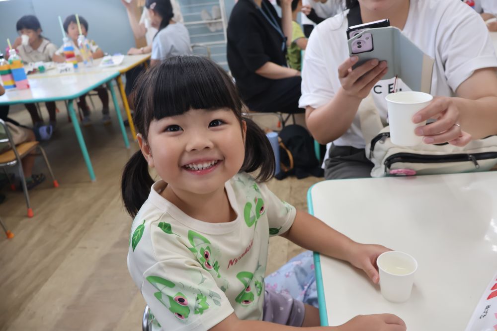 美味しくて笑顔いっぱいになるⅯちゃん
お口に合ったみたい🌼
「おいしかった!」と空になったコップの中身と
共にニコニコになる様子…♩
保育参加、暑い中ありがとうございました‼