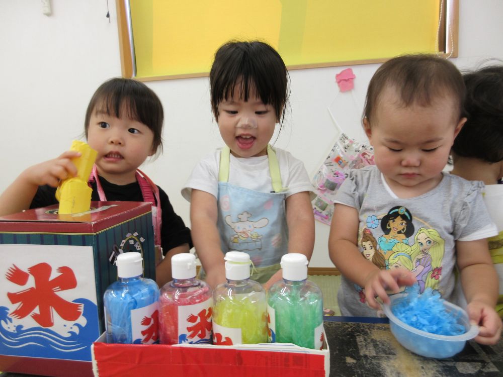 エプロンを着け、かき氷を作る準備バッチリな2人
かき氷を削る人
シロップをかける人
に分かれて作ってくれました!
「なに味がいいですかー?」
とお店屋さんになりきるYちゃんとTちゃん