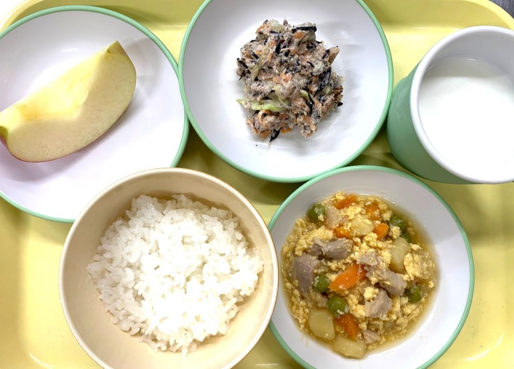 ご飯
親子煮
ひじきサラダ(マヨドレ)
りんご
牛乳