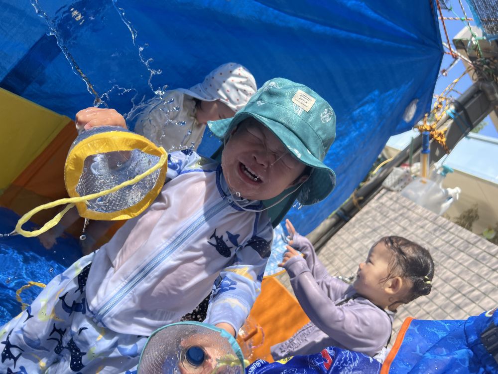 シャワーに自分からかかりにいくYくん。
水がかかってもへっちゃら😆
「キャー」と嬉しそうです。
