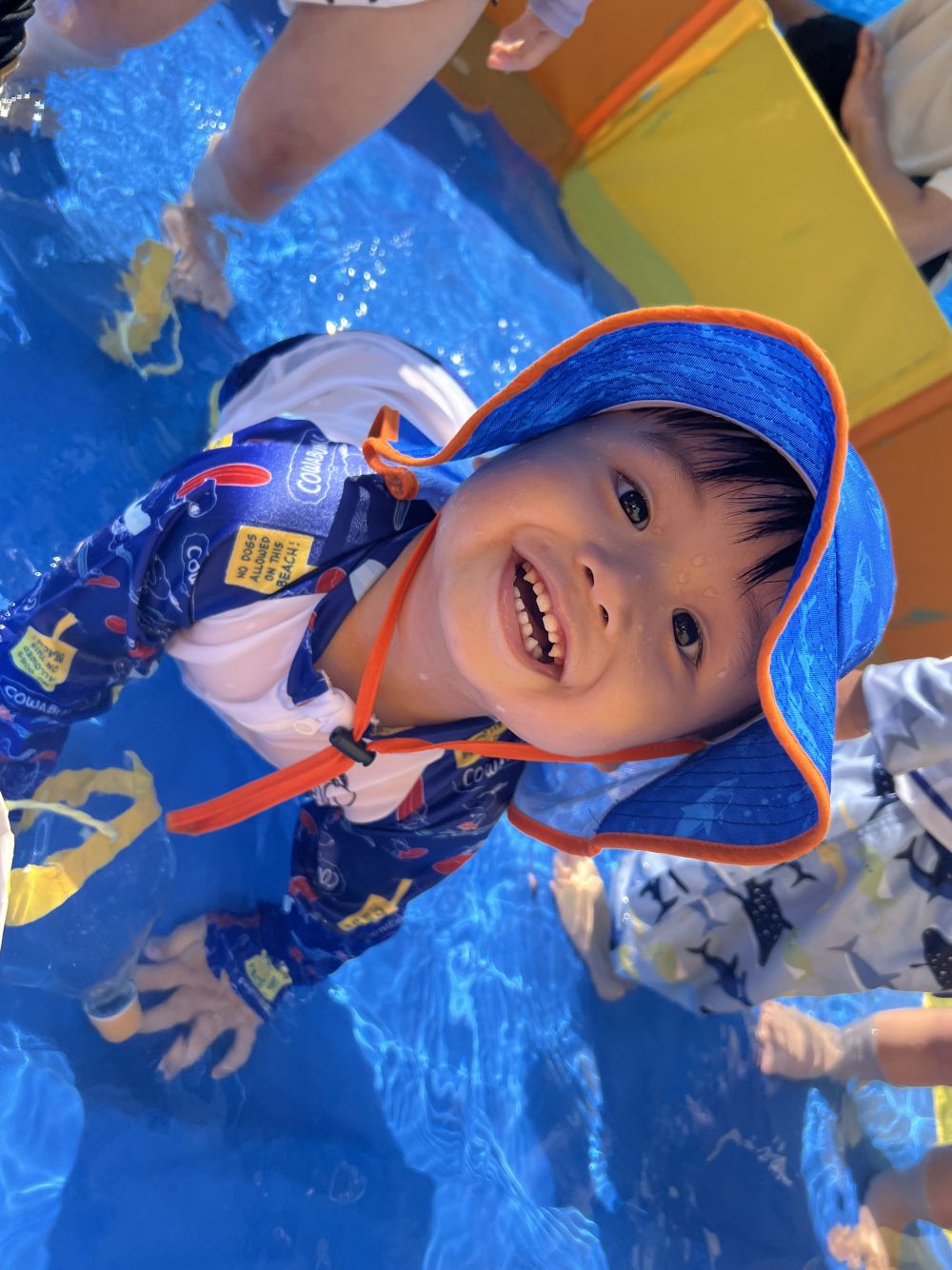 はじめは緊張気味のRくんだったけど、
今では思いっきりプールを楽しめるようになりました。

一人一人のペースに合わせて
プール遊びを楽しんでいきたいです。