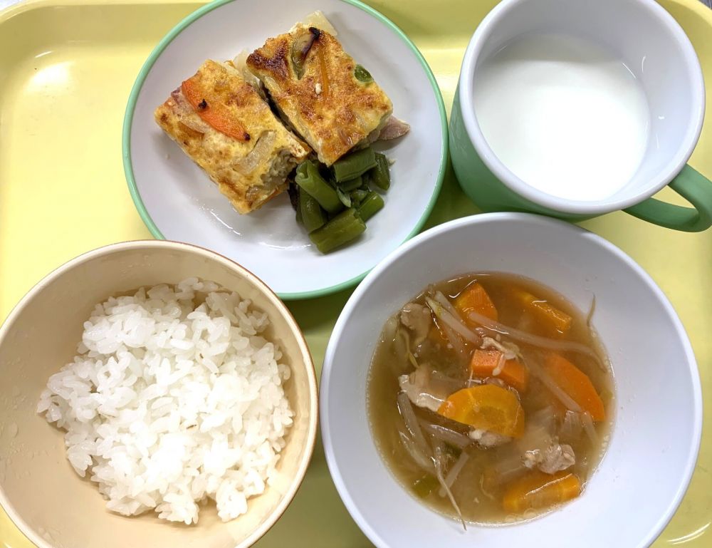麦ご飯
ふくさ焼き
いんげんのソテー
豚もやしスープ
牛乳