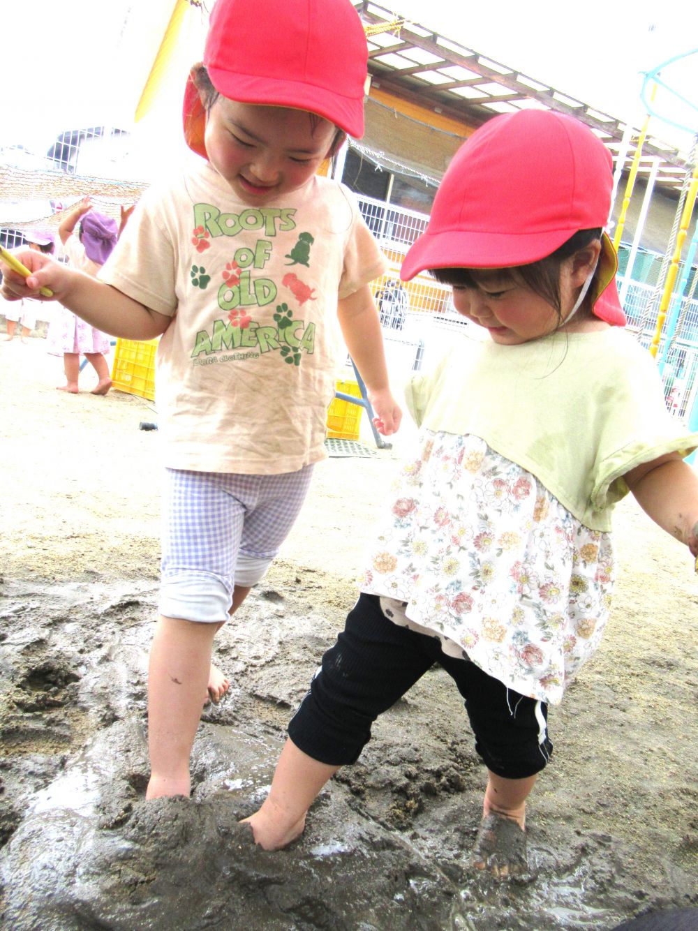 試してみたい!!
好奇心旺盛な子どもたち♡
“泥の中に足入れたらどうなる?”
『ぎゃ~!!!』
『ぬるぬる~結構あったかいね♡』
『面白い♡』
泥の感触を楽しみました