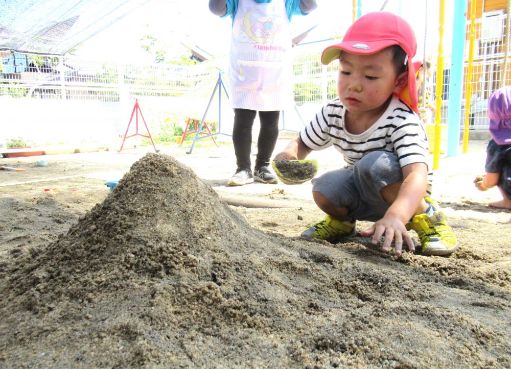 “砂をかけたらどうなる?”
せっせせっせと砂をかけるHくん・・・
『ちょっと大きい山になってない?』
『これHくんが自分で作ったんだよ』
自分の力でここまで出来たことが嬉しいね♡
