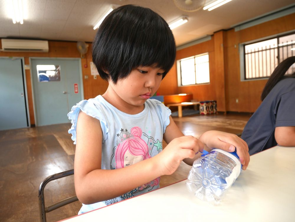 Kちゃんは水色と白のテープを
交互にはり夏っぽいカラーに♡

それぞれの水鉄砲が完成♪