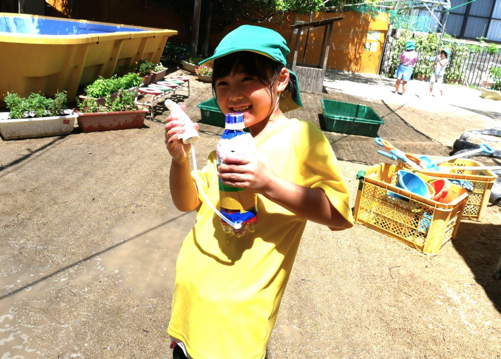 早速自分の水鉄砲を持って園庭に！！
「いくよ～」　と水が出ると大喜び
「待て～」　「発射～♪」
水遊びがさらに盛り上がる♡