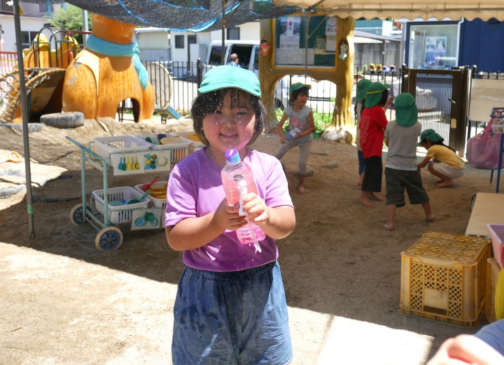「なんか給食の時の消毒みたい」
「見て！！虹が出た♡」　とAちゃん

ミスト状の水が出ると虹が…
それを見て嬉しそう♪

