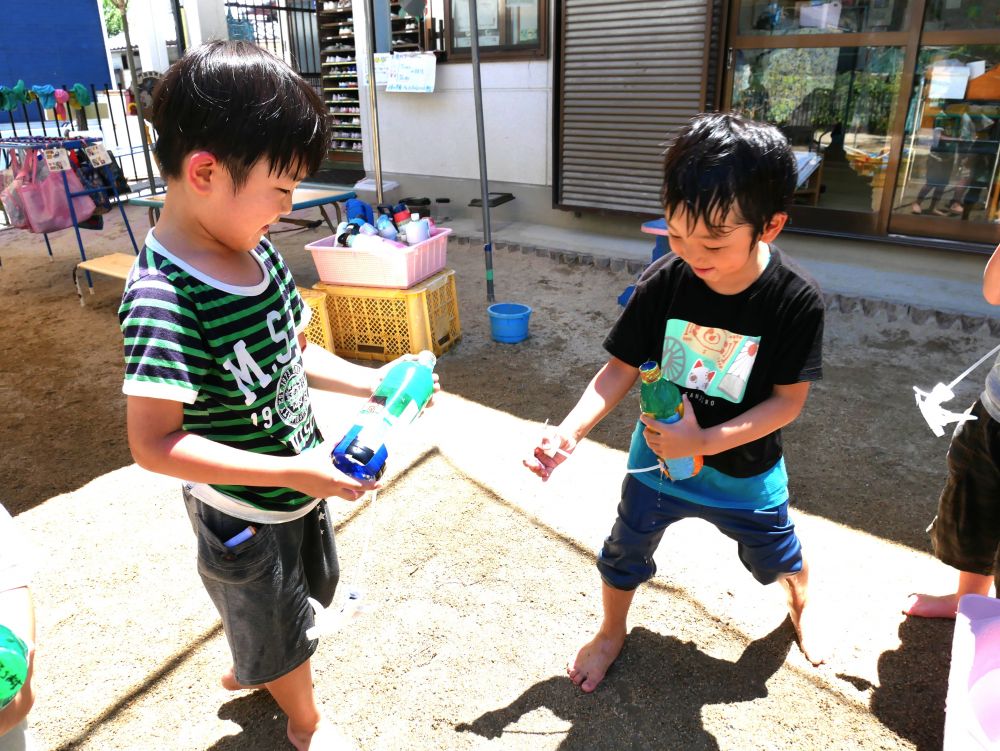 「足かして～虫よけスプレーでーす」とEくん
セミ取りや木登りの前にする虫よけスプレー
に見えたのかな？？♪

暑い日が続きますが休息を取りながら
夏ならではの遊びを思う存分楽しんでいます