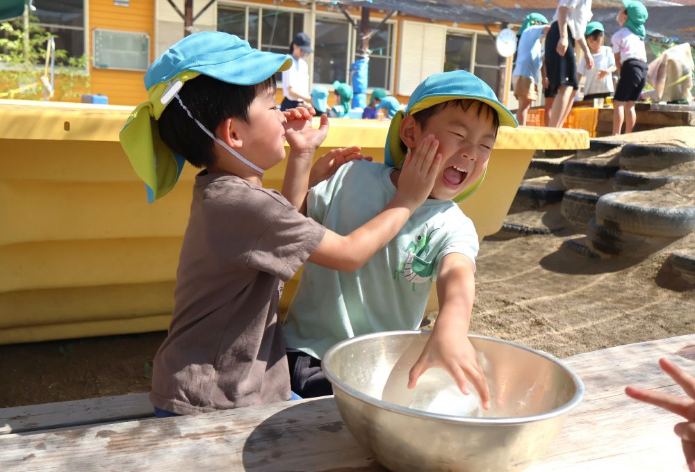 夏の暑さだからこそ水や氷の冷たさ・気持ちよさを
感じる事が出来る…!
体で感じて、感じたことを言葉にして伝える♡
友達同士のやりとりから生まれる気付きがいっぱい!
「手がキンキンになってるよ!」
「冷たっ!でも、きもちいい~」
「今度はYにやって~」
氷を触って冷えた手を友達の腕や頬に当てて
冷やしあいっこ!
気持ちよさをお互いで共有しあう♡