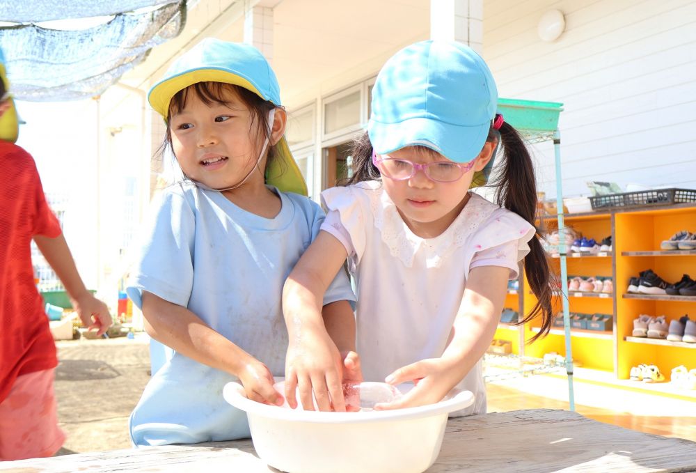 「ちっちゃくなってきたね~」
「あっちにある氷より溶けてきてるんじゃない?」
溶けてくると、つるつるになったり小さくなったり…
形の変化に興味を持ちながら、他の氷と大きさ比べ!
