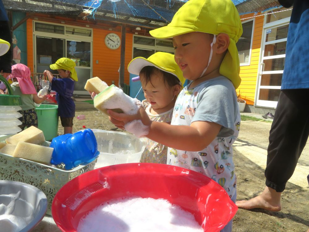せっけんを泡立ててあそびました
ふわふわのクリームみたいな泡に興味津々♪
スポンジを握ればどんどん出てくる泡・・・
あふれ出す泡を見つめて喜ぶYくん♪